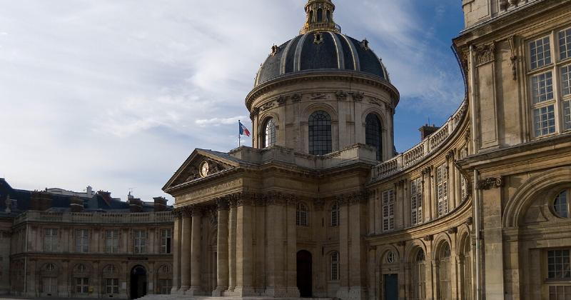 La peinture minium est appliquée sur une structure métallique historique française pour sa protection